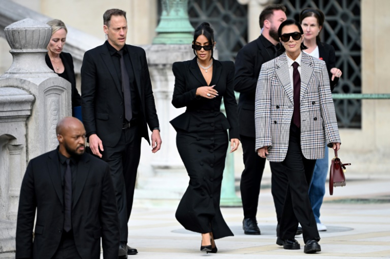 Kim Kardashian (C) sort du palais de justice de Paris après avoir témoigné au procès de son braquage, le 13 mars 2025 ( AFP / LEO VIGNAL )