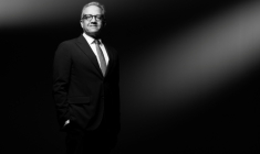 L'ancien ministre égyptien des Antiquités et du Tourisme, Khaled El-Enany, pose pour une photo le 1er octobre 2025 à Paris ( AFP / JOEL SAGET )