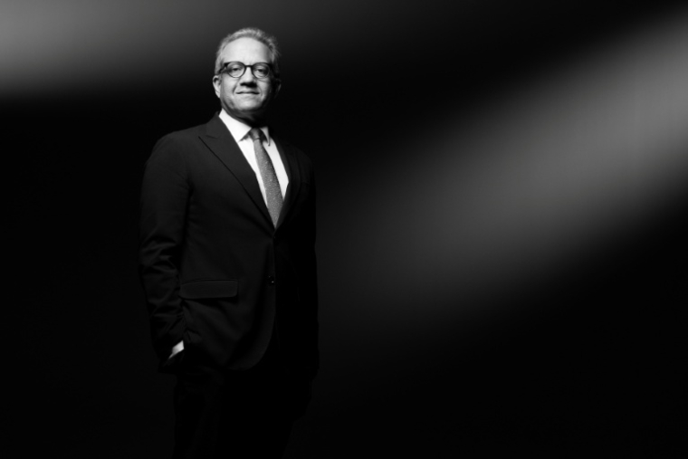 L'ancien ministre égyptien des Antiquités et du Tourisme, Khaled El-Enany, pose pour une photo le 1er octobre 2025 à Paris ( AFP / JOEL SAGET )