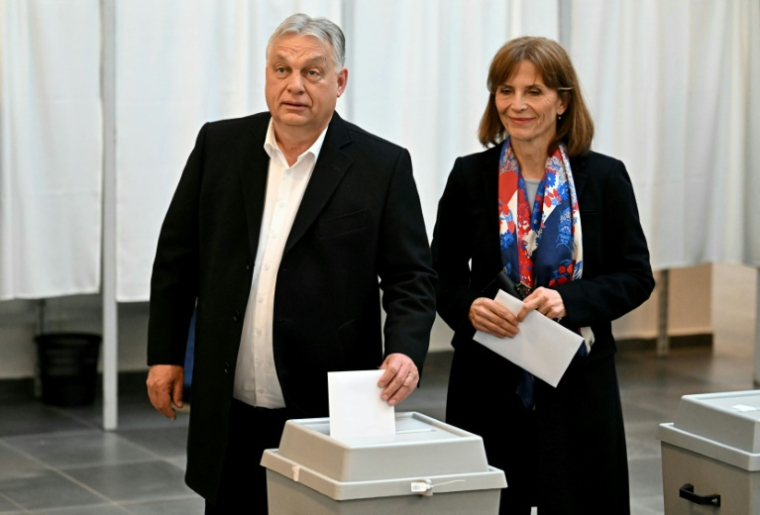 Le Premier ministre nationaliste hongrois Viktor Orban s'apprête à voter aux côtés de son épouse Aniko Levai lors d'élections législatives, le 12 avril 2026 à Budapest  ( AFP / Attila KISBENEDEK )