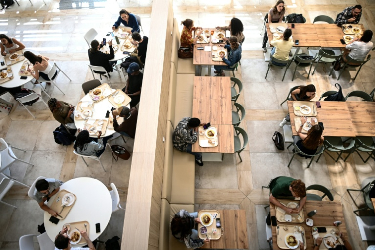 Des étudiants prennent un repas dans un restaurant universitaire du Crous de l'Université de Bordeaux à Talence, le 24 avril 2026 en Gironde ( AFP / Christophe ARCHAMBAULT )