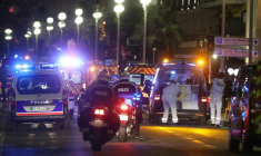 Des policiers et des secouristes sur les lieux d'une attaque, après qu'un camion a foncé dans la foule qui était venue voir le feu d'artifice sur la Promenade des Anglais à Nice, le 14 juillet 2016 ( AFP / Valery HACHE )