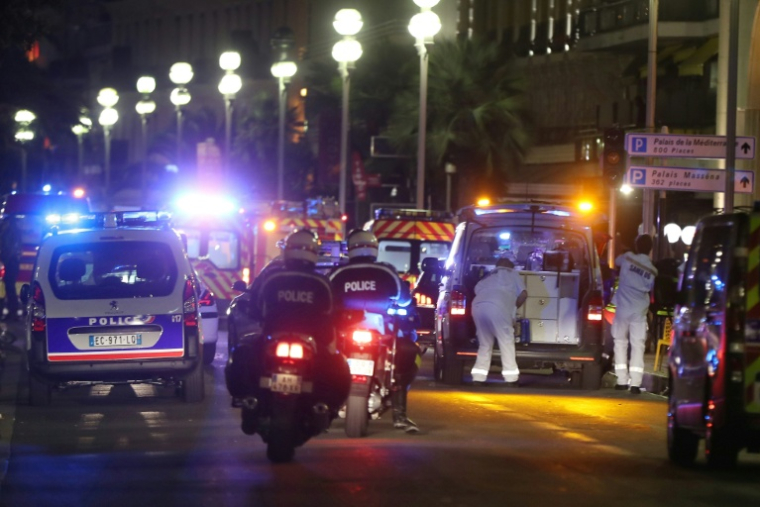 Des policiers et des secouristes sur les lieux d'une attaque, après qu'un camion a foncé dans la foule qui était venue voir le feu d'artifice sur la Promenade des Anglais à Nice, le 14 juillet 2016 ( AFP / Valery HACHE )