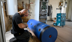 Un artisan installant une pome à chaleur. (illustration) ( AFP / DAMIEN MEYER )