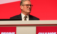 Le Premier ministre britannique Keir Starmer observe lors de la conférence annuelle du Parti travailliste britannique à Liverpool