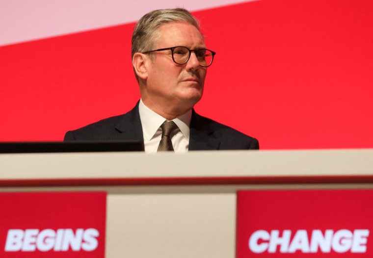 Le Premier ministre britannique Keir Starmer observe lors de la conférence annuelle du Parti travailliste britannique à Liverpool
