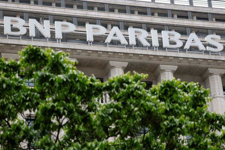 Le logo de BNP Paribas est visible à l'extérieur d'un bâtiment bancaire à Paris