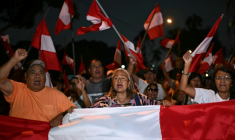 Des manifestants brandissent des drapeaux péruviens lors d'une manifestation devant le siège du Jury national des élections (JNE) à Lima, le 14 avril 2026 ( AFP / ERNESTO BENAVIDES )