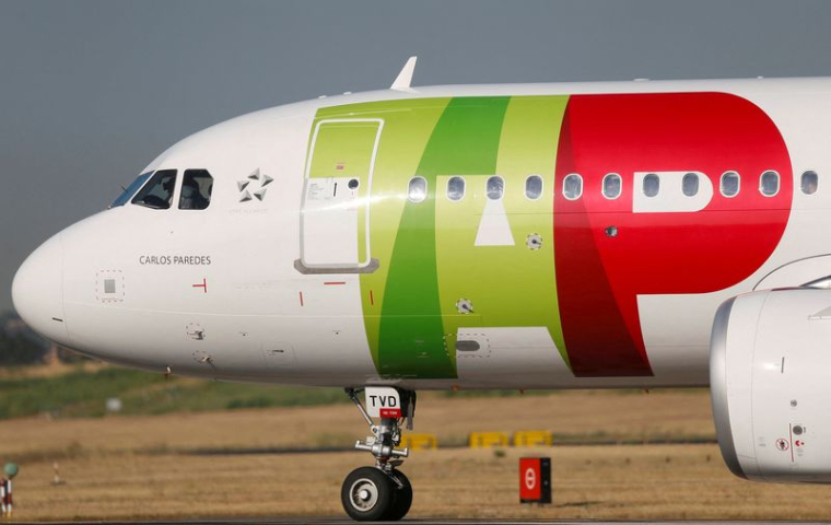 Un avion de TAP Air Portugal roule à l'aéroport de Lisbonne