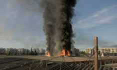 Des flammes et de la fumée s'échappent d'un site frappé par une attaque aérienne russe, à Kiev le 2 juin 2026 ( AFP / Roman PILIPEY )