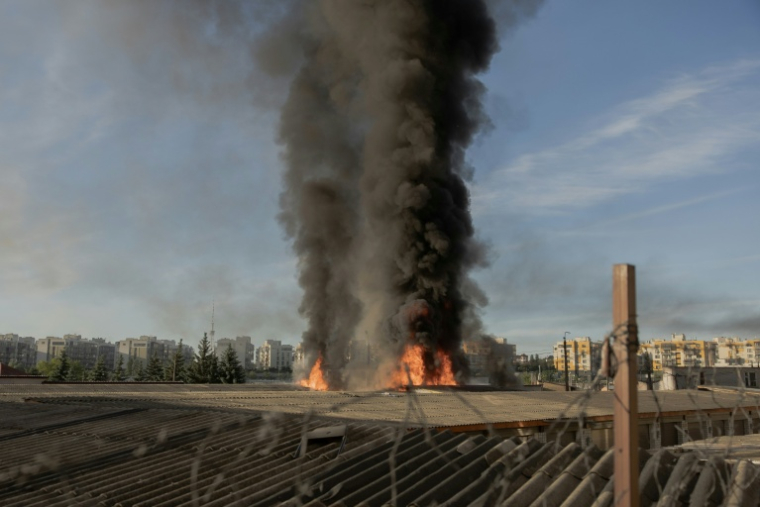Des flammes et de la fumée s'échappent d'un site frappé par une attaque aérienne russe, à Kiev le 2 juin 2026 ( AFP / Roman PILIPEY )