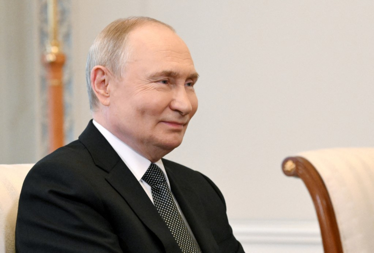 Vladimir Poutine à Saint-Pétersbourg, en Russie, le 18 juin 2025. ( POOL / ALEXEY DANICHEV )