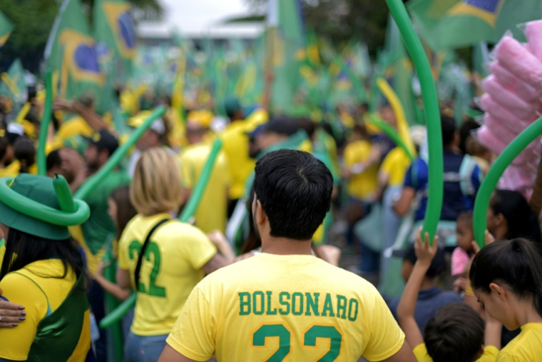 Sympathisants du sénateur Flavio Bolsonaro, lors d'un meeting de campagne à Belo Horizonte, au Brésil, le 24 octobre 2026 ( AFP / DOUGLAS MAGNO )