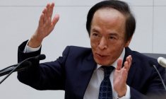 PHOTO D'ARCHIVES : Le gouverneur de la Banque du Japon, Kazuo Ueda, assiste à une conférence de presse après une réunion de politique monétaire au siège de la Banque du Japon, à Tokyo.