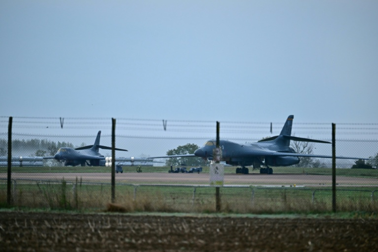 Des bombardiers de l'US Air Force stationnés sur le tarmac de la base de la RAF à Fairford, le 28 septembre 2026, dans le sud-ouest de l'Angleterre, au lendemain de l'intervention de la police antiterroriste britannique ( AFP / Ben STANSALL )
