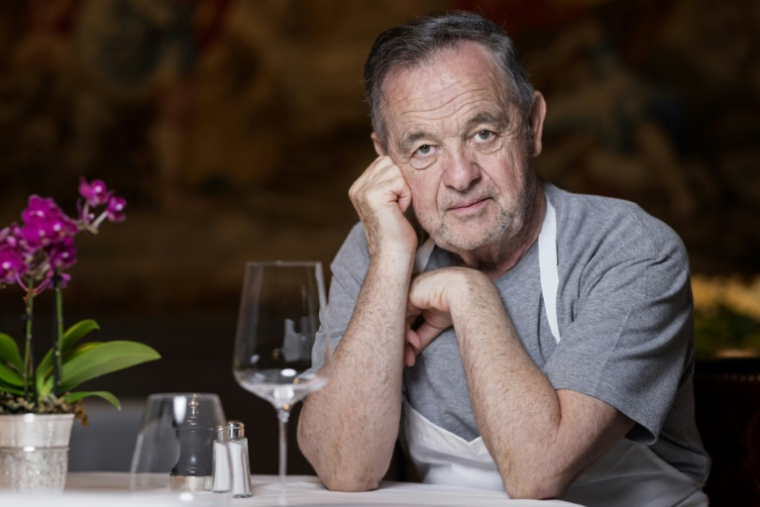 Le chef Bernard Pacaud dans son restaurant l'Ambroisie, le 3 juillet 2025 à Paris ( AFP / JOEL SAGET )
