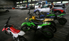 Des policiers se tiennent près de motos saisies après des rodéos urbains, le 13 juillet 2021 à Lyon  ( AFP / PHILIPPE DESMAZES )