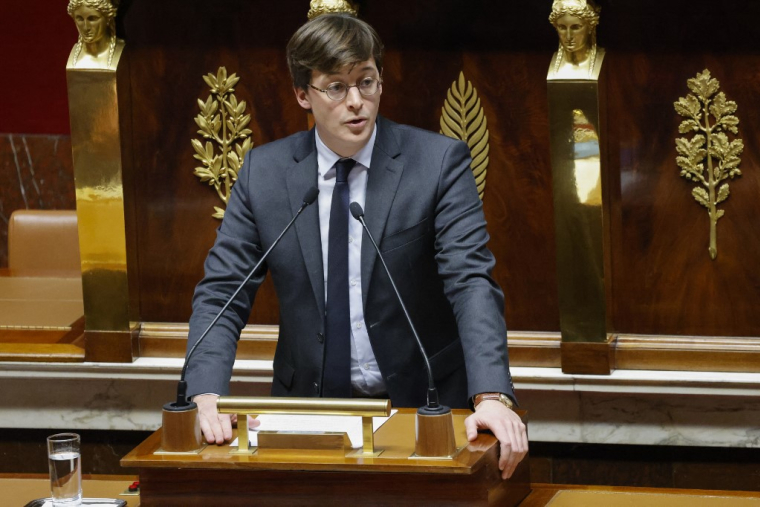 Sacha Houlié, député du groupe "Renaissance" et président de la commission des lois de l'Assemblée nationale, s'exprime lors d'un débat sur le projet de loi visant à contrôler l'immigration à l'Assemblée nationale à Paris, le 11 décembre 2023. ( AFP / LUDOVIC MARIN )