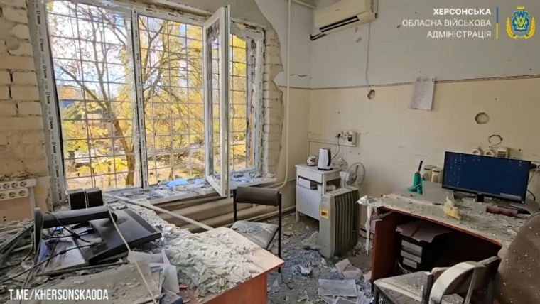 Un hôpital touché par une frappe russe, à Kherson, en Ukraine, le 29 octobre 2025 ( Telegram / @olexandrprokudin / Handout )