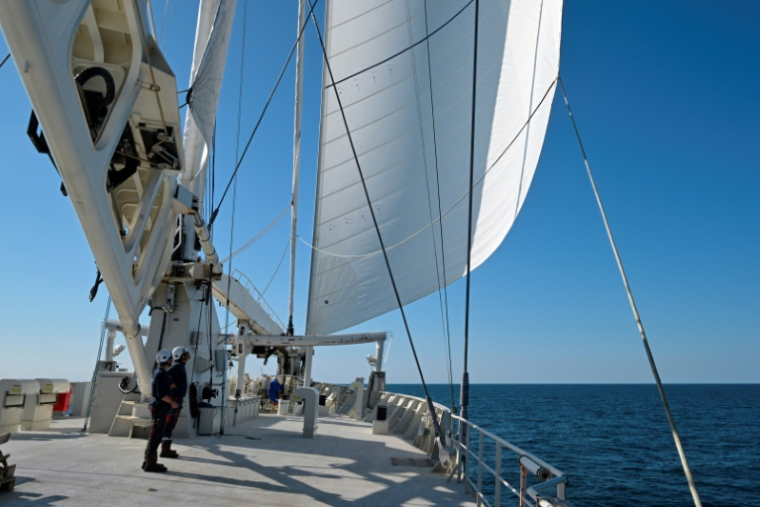 À bord du cargo à voile Artemis de la TOWT, au large de Concarneau dans le Finistère le 7 avril 2025 ( AFP / Damien MEYER )