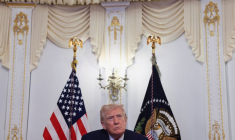 Le président américain Trump participe à une conférence téléphonique avec des militaires, à Palm Beach