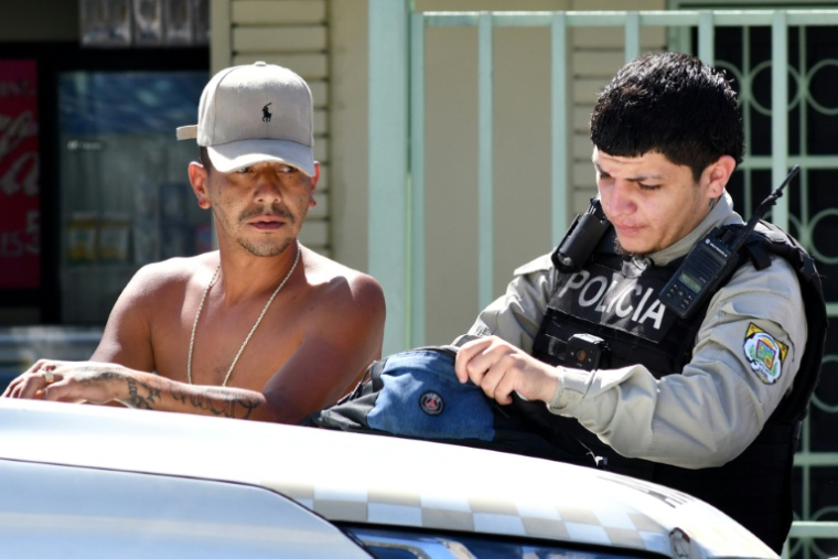 Des policiers à un point de contrôle à San José, au Costa Rica, le 25 janvier 2026 ( AFP / EZEQUIEL BECERRA )