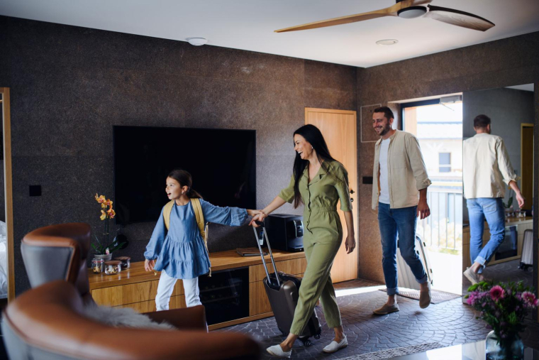 Découvrez nos bons plans pour alléger la facture de vos vacances. ( crédit photo : Shutterstock )