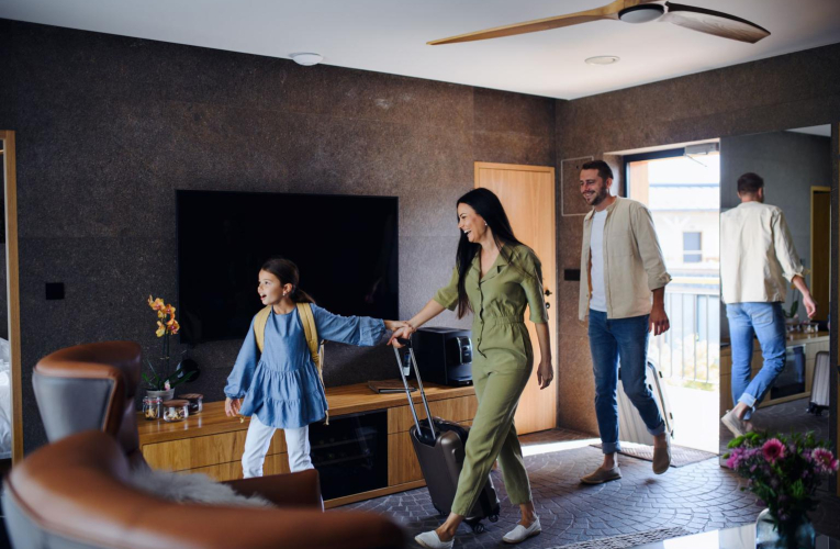 Découvrez nos bons plans pour alléger la facture de vos vacances. ( crédit photo : Shutterstock )