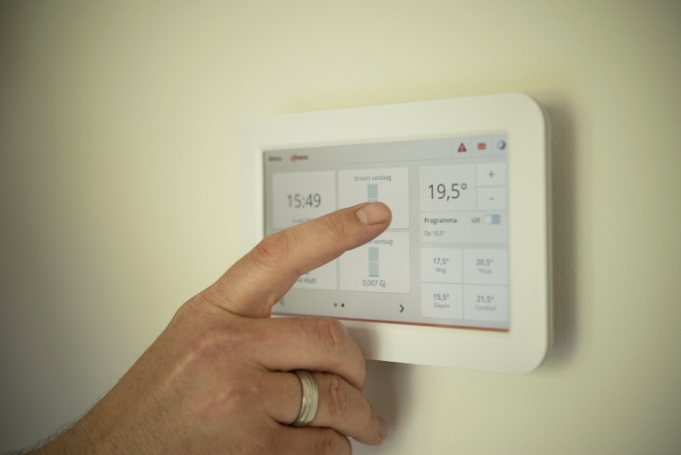 L'installation d'un thermostat connecté ne fait plus l'objet d'une prime. (Skitterphoto / Pixabay)