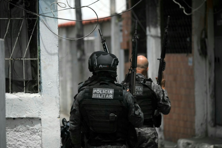 Des membres de la police militaire patrouillent lors d'une opération dans la favela de Vila Cruzeiro, dans le complexe de Penha, à Rio de Janeiro, le 28 octobre 2025 au Brésil ( AFP / Mauro PIMENTEL )