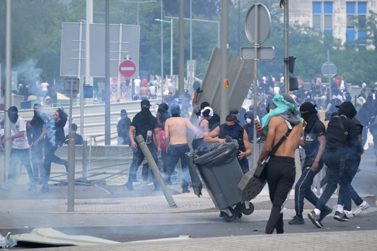 Des casseurs à Nanterre, le 29 juin 2023. ( AFP / ALAIN JOCARD )