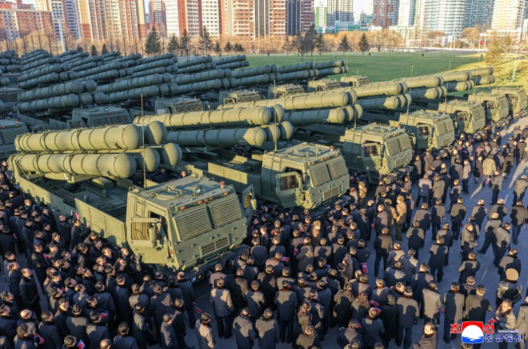 Cette photo, prise le 18 février 2026 et diffusée le 19 février 2026 par l’agence officielle nord-coréenne KCNA montre une cérémonie dévoilabt un nouveau système de lancement multiple de roquettes de 600 mm à Pyongyang. ( KCNA VIA KNS / STR )