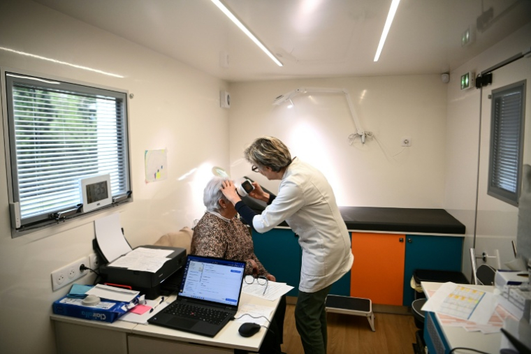 Installé dans une camionnette, le cabinet de dermatologie itinérant Mobil'Derm dispose d'une table d'examen et tous les équipements nécessaires ( AFP / Christophe ARCHAMBAULT )