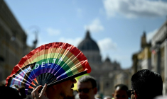 Des fidèles marchent pour franchir la porte sainte de la basilique Saint-Pierre lors d'un pèlerinage LGBT, au Vatican, le 6 septembre 2025 ( AFP / Filippo MONTEFORTE )