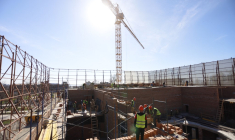 Un chantier à Marioupol, en Ukraine, le 4 avril 2024. ( AFP / STRINGER )