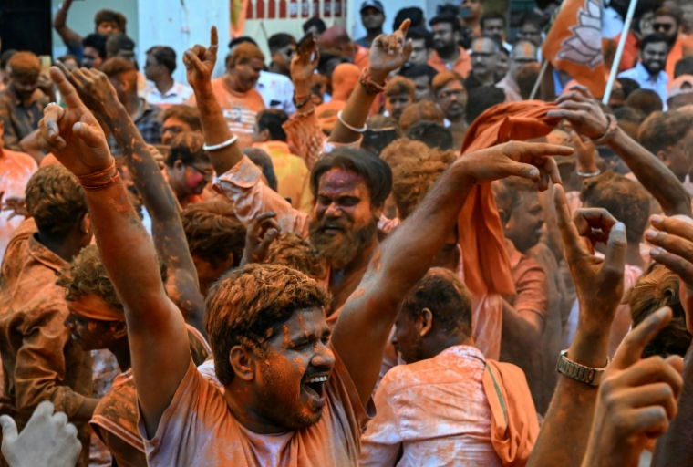 Des partisans du parti nationaliste hindou BJP célèbrent leur victoire lors du dépouillement des votes pour les élections à l'Assemblée législative du Bengale-Occidental à Calcutta, le 4 mai 2026 en Inde ( AFP / Dibyangshu SARKAR )