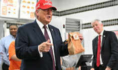 Le président américain Donald Trump dans un restaurant de hamburgers, au Texas, le 27 février 2026 ( AFP / Mandel NGAN )