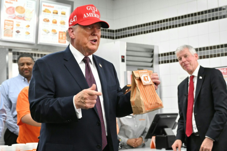 Le président américain Donald Trump dans un restaurant de hamburgers, au Texas, le 27 février 2026 ( AFP / Mandel NGAN )