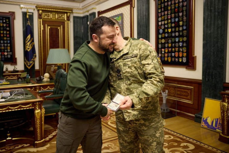 Le président ukrainien Volodymyr Zelenskiy et le commandant en chef de l'armée ukrainienne Oleksandr Syrskyi à Kiev, en Ukraine