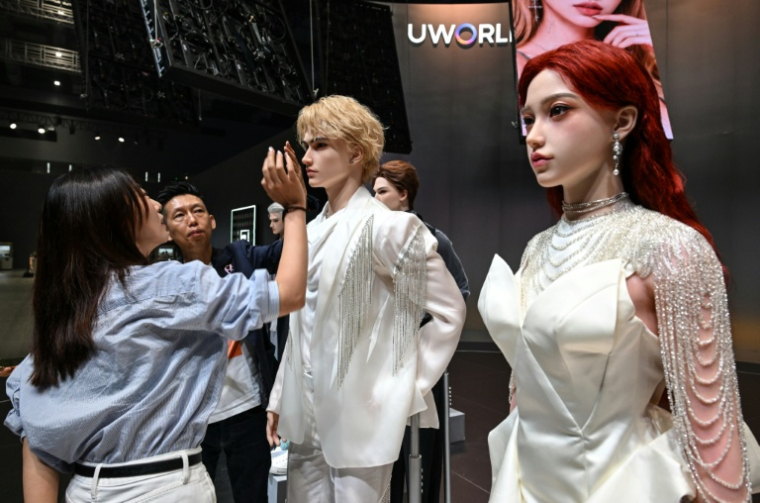 Michael Tam (2e g), directeur général d'UWorld, sous-marque d'UBTech, lors du lancement du robot androïde U1, le 30 juin 2026 à Shenzen, dans la province chinoise du Guandong ( AFP / ADEK BERRY )