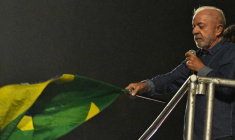 Le président de gauche Lula brandit un drapeau lors d'un discours de victoire au second tour de la présidentielle devant ses partisans à Sao Paulo, dans le sud-est du Brésil, le 25 octobre 2026 ( AFP / Juan BARRETO )
