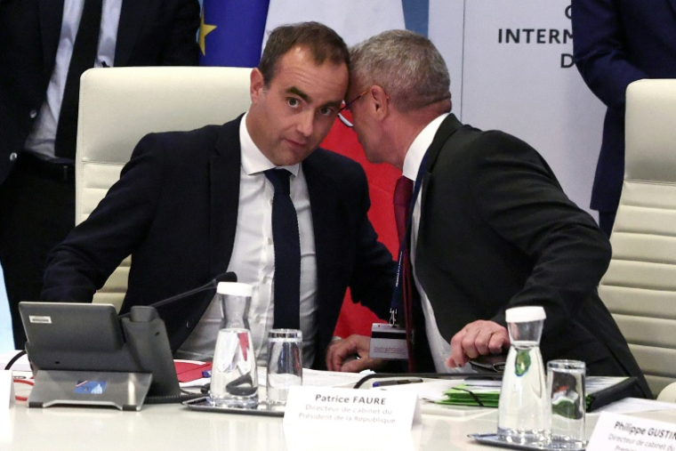 Le Premier ministre, Sébastien Lecornu (g) et le directeur de cabinet du président Emmanuel Macron, Patrice Faure, lors d'une réunion au Centre opérationnel de gestion interministérielle des crises (COGIC) à l'hôtel de Beauvau, le 10 septembre 2025 à Paris ( AFP / Thibaud MORITZ )