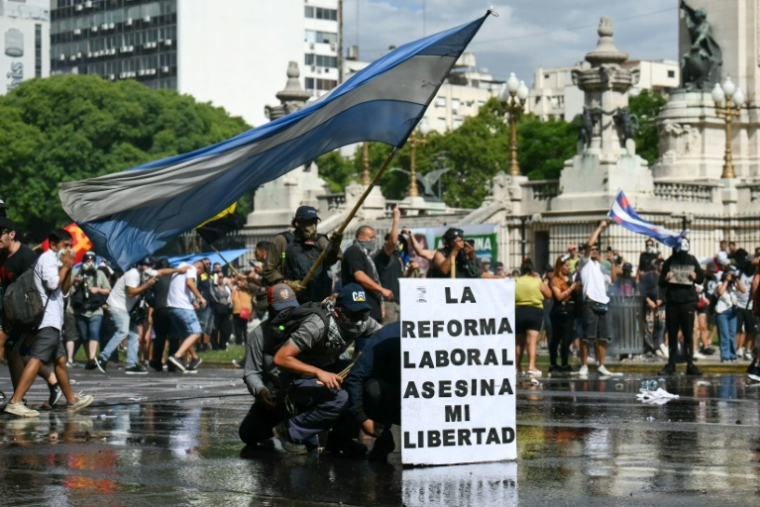 Heurts entre policiers et manifestants opposés à la réforme du travail, le 11 février 2026 à Buenos Aires, en Argentine ( AFP / Luis ROBAYO )