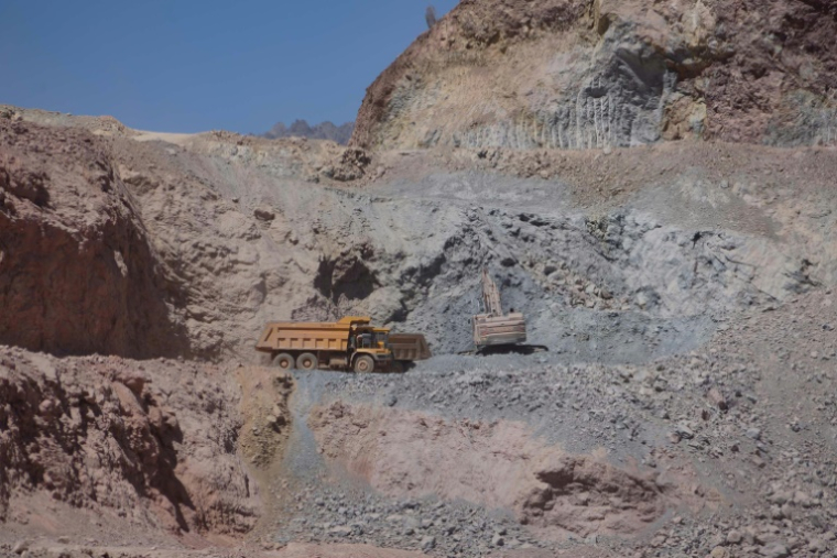 Des ouvriers de l'entreprise Talco Gold extraient de l'antimoine dans des carrières à ciel ouvert de la mine de Saritag, dans l'ouest du Tadjikistan, le 26 août 2025 ( AFP / STRINGER )