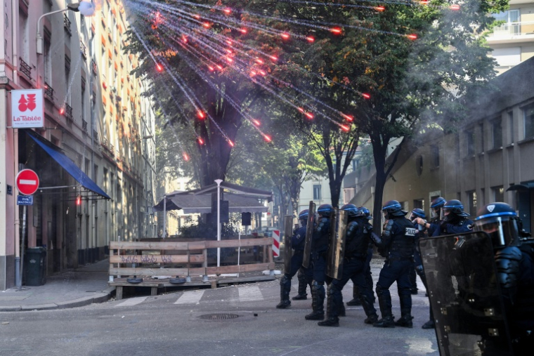 Des feux d'artifice tirés sur les forces de l'ordre lors d'une manifestation de lycéens aux côtés d'un syndicat d'enseignants à Lyon, le 6 octobre 2026 ( AFP / OLIVIER CHASSIGNOLE )