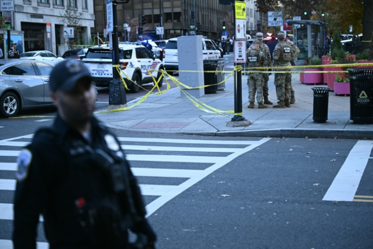 Des membres de la garde nationale derrière un périmètre de sécurité le 26 novembre 2025 à Washington  ( AFP / Brendan SMIALOWSKI )