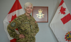 Jennie Carignan, la cheffe d'état-major canadienne, pose le 30 mars 2026 dans son bureau à Ottawa ( AFP / Daphné LEMELIN )