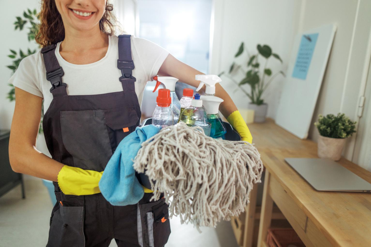 Les plateformes et entreprises de ménage à domicile permettent de recourir à ces services et de bénéficier d’aides de l’État. ( crédit photo : Getty Images )