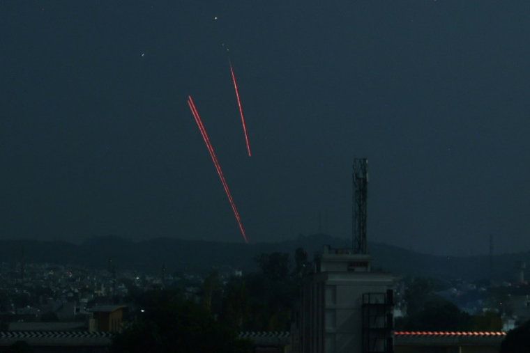 Les traînées lumineuses d'un système indien de défense aérienne au-dessus de Jammu lors d'une frappe pakistanaise, le 9 mai 2025 au Cachemire indien ( AFP / Rakesh BAKSHI )