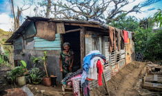 Une femme âgée devant la porte de sa maison, où sèche du linge au soleil, près de trois semaines après le passage de l'ouragan Melissa, à El Cobre, le 17 novembre 2025 à Cuba ( AFP / STRINGER )